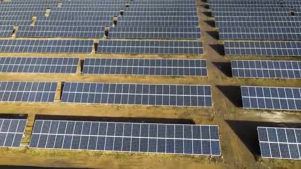 Luftaufnahme Eines Großen Kraftwerks Mit Vielen Reihen Von Photovoltaik Modulen — Stockvideo