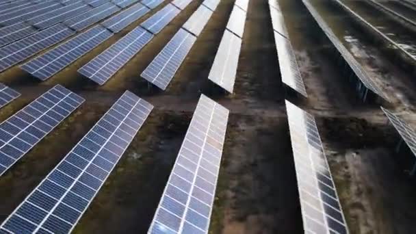 クリーンな電気を生産するために太陽光発電パネルの多くの列を持つ大規模な発電所の空中ビュー 排出ゼロの再生可能エネルギー — ストック動画