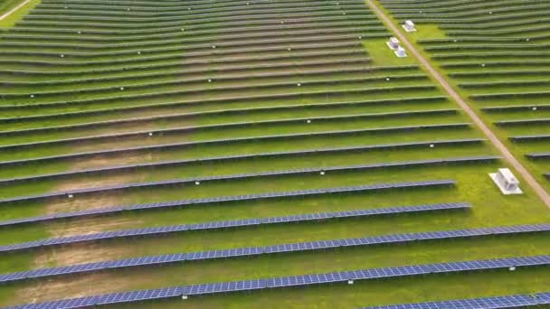 Légi Kilátás Egy Nagy Erőmű Sok Sor Napelemes Fotovoltaikus Panelek — Stock videók