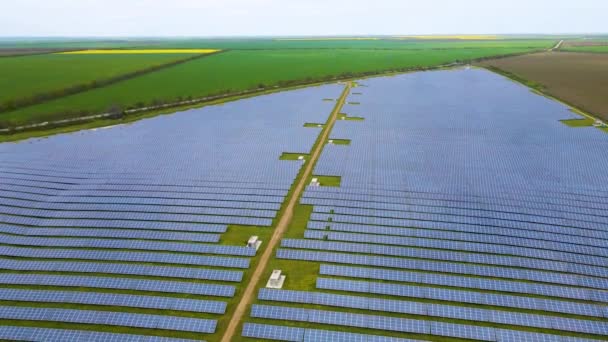 从空中俯瞰一座大型发电厂 拥有多排太阳能光伏电池板来生产清洁的电力 零排放可再生能源 — 图库视频影像