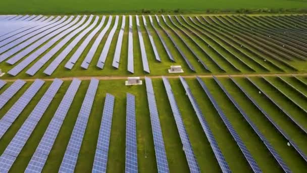 Letecký Pohled Velkou Elektrárnu Mnoha Řadami Solárních Fotovoltaických Panelů Pro — Stock video