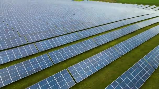 Вид Повітря Великої Електростанції Багатьма Рядами Сонячних Фотоелектричних Панелей Виробництва — стокове відео