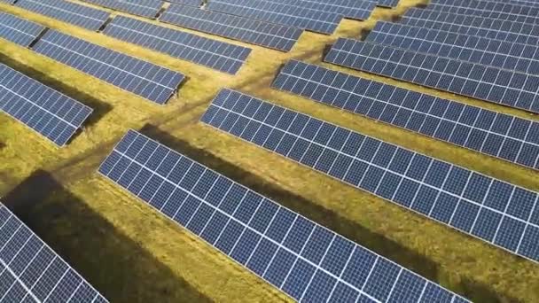 Luchtfoto Van Een Grote Elektriciteitscentrale Met Vele Rijen Zonnepanelen Schone — Stockvideo