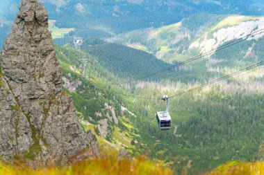 Teleferik, dağları Kasprowy Wierch Polonya 'nın tepesine taşıyor.