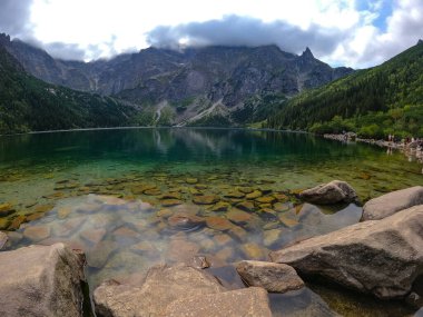 Dağ gölü zirvesi Morskie Oko Zakopane Polonya manzarası