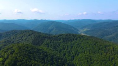 Blauen dağının üzerinden uçan İHA Belchen, Kara Orman, Almanya