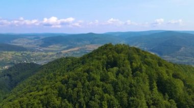 Blauen dağının üzerinden uçan İHA Belchen, Kara Orman, Almanya