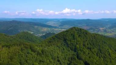 Blauen dağının üzerinden uçan İHA Belchen, Kara Orman, Almanya