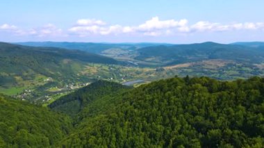 Blauen dağının üzerinden uçan İHA Belchen, Kara Orman, Almanya