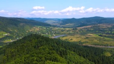 Blauen dağının üzerinden uçan İHA Belchen, Kara Orman, Almanya