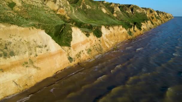 葡萄牙阿尔加维的普拉亚达法里西亚海滩 普拉亚达法里西亚 白色沙滩和绿松石水在阿尔加维葡萄牙 葡萄牙阿尔加维普拉亚达法里西亚五彩缤纷的橙色悬崖 — 图库视频影像