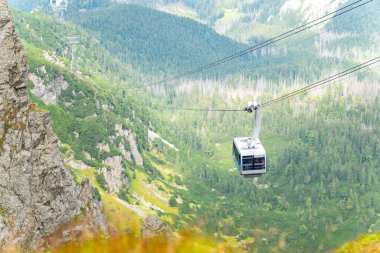 Teleferik, dağları Kasprowy Wierch Polonya 'nın tepesine taşıyor.