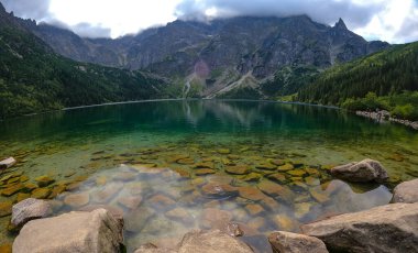 Dağ gölü zirvesi Morskie Oko Zakopane Polonya manzarası