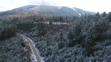 Taunus - Hesse, Almanya 'da bir dağ kozalaklı ormanın insansız hava aracından görülen bir dağ sırasıdır..