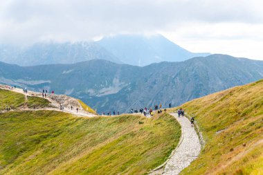 Kasprowy Wierch Polonya 'nın tepesindeki dağların manzarası.