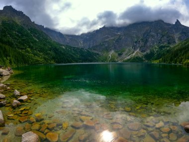 Dağ gölü zirvesi Morskie Oko Zakopane Polonya manzarası