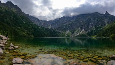 Dağ gölü zirvesi Morskie Oko Zakopane Polonya manzarası