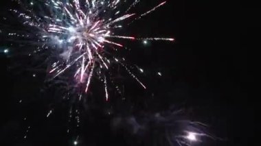 Havai fişekler bayram akşamını selamlıyor