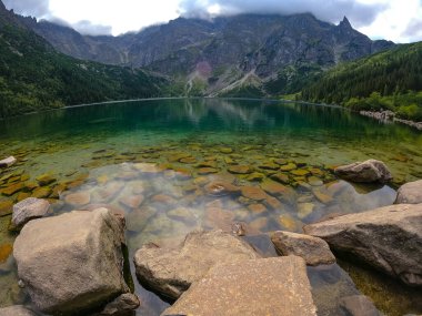 Dağ gölü zirvesi Morskie Oko Zakopane Polonya manzarası