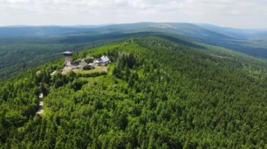 Jizera Dağları 'ndaki Szklarska Poreba' nın üzerinde yer alan uzun bir taş, bir insansız hava aracının görüntüsü