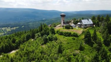 Jizera Dağları 'ndaki Szklarska Poreba' nın üzerinde yer alan uzun bir taş, bir insansız hava aracının görüntüsü