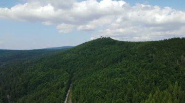 Yaz Saastal Saas-Fee İsviçre hava aracı dağ dronu karaçam ormanı kozalaklı üst bulutlar İsviçre Alpleri dağ zirveleri vadi drone hareketi