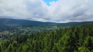 Yaz Saastal Saas-Fee İsviçre hava aracı dağ dronu karaçam ormanı kozalaklı üst bulutlar İsviçre Alpleri dağ zirveleri vadi drone hareketi