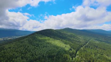 Yaz Saastal Saas-Fee İsviçre hava aracı dağ dronu karaçam ormanı kozalaklı üst bulutlar İsviçre Alpleri dağ zirveleri vadi drone hareketi