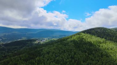 Yaz Saastal Saas-Fee İsviçre hava aracı dağ dronu karaçam ormanı kozalaklı üst bulutlar İsviçre Alpleri dağ zirveleri vadi drone hareketi