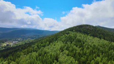 Yaz Saastal Saas-Fee İsviçre hava aracı dağ dronu karaçam ormanı kozalaklı üst bulutlar İsviçre Alpleri dağ zirveleri vadi drone hareketi