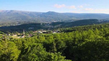 Yaz Saastal Saas-Fee İsviçre hava aracı dağ dronu karaçam ormanı kozalaklı üst bulutlar İsviçre Alpleri dağ zirveleri vadi drone hareketi