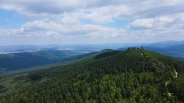 Yaz Saastal Saas-Fee İsviçre hava aracı dağ dronu karaçam ormanı kozalaklı üst bulutlar İsviçre Alpleri dağ zirveleri vadi drone hareketi