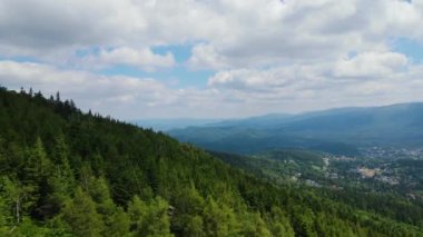 Yaz Saastal Saas-Fee İsviçre hava aracı dağ dronu karaçam ormanı kozalaklı üst bulutlar İsviçre Alpleri dağ zirveleri vadi drone hareketi