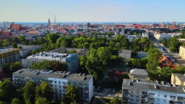 Wroclaw Polonya 'nın yukarısındaki insansız hava aracı fotoğrafından Avrupa mimarisi