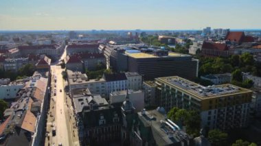 Wroclaw Polonya 'nın yukarısındaki insansız hava aracı fotoğrafından Avrupa mimarisi