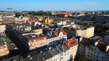 Wroclaw Polonya 'nın yukarısındaki insansız hava aracı fotoğrafından Avrupa mimarisi