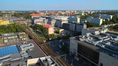 Wroclaw Polonya 'nın yukarısındaki insansız hava aracı fotoğrafından Avrupa mimarisi