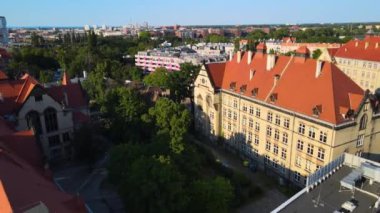 Wroclaw Polonya 'nın yukarısındaki insansız hava aracı fotoğrafından Avrupa mimarisi