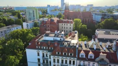 Wroclaw Polonya 'nın yukarısındaki insansız hava aracı fotoğrafından Avrupa mimarisi