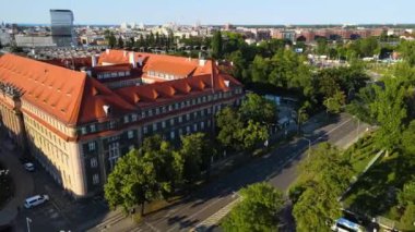 Wroclaw Polonya 'nın yukarısındaki insansız hava aracı fotoğrafından Avrupa mimarisi