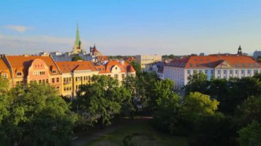 Wroclaw Polonya 'nın yukarısındaki insansız hava aracı fotoğrafından Avrupa mimarisi