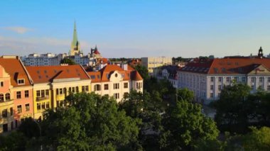 Wroclaw Polonya 'nın yukarısındaki insansız hava aracı fotoğrafından Avrupa mimarisi