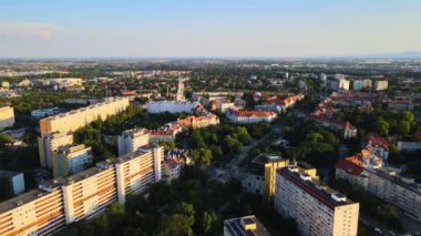 Wroclaw Polonya 'nın yukarısındaki insansız hava aracı fotoğrafından Avrupa mimarisi