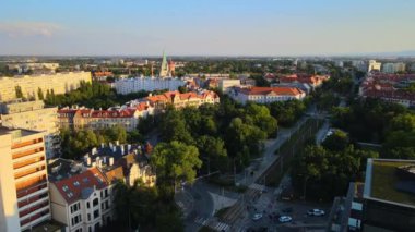 Wroclaw Polonya 'nın yukarısındaki insansız hava aracı fotoğrafından Avrupa mimarisi