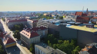 15 Temmuz 2024 Wroclaw Polonya İHA hava fotoğrafçılığından Avrupa şehir merkezi mimarisi