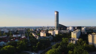 Şehir merkezindeki gökdelen Gökyüzü Kulesi Avrupa iş merkezi Wroclaw Polonya