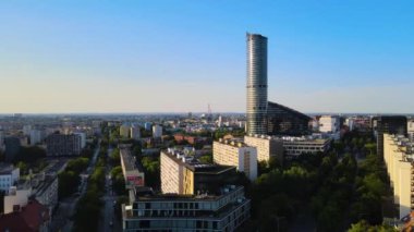 Şehir merkezindeki gökdelen Gökyüzü Kulesi Avrupa iş merkezi Wroclaw Polonya