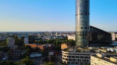 Şehir merkezindeki gökdelen Gökyüzü Kulesi Avrupa iş merkezi Wroclaw Polonya