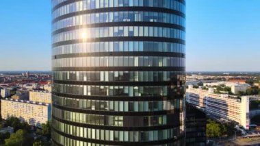 Şehir merkezindeki gökdelen Gökyüzü Kulesi Avrupa iş merkezi Wroclaw Polonya