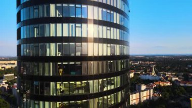 Şehir merkezindeki gökdelen Gökyüzü Kulesi Avrupa iş merkezi Wroclaw Polonya